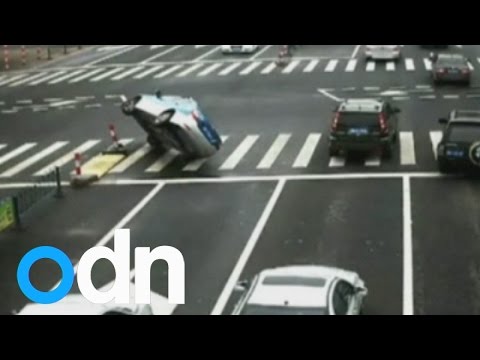 سيارة تنقلب كالسلحفاة في إشارة مرور صينيَّة
