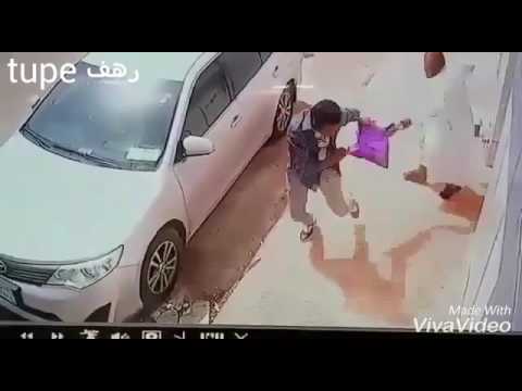 بالفيديو لحظة سرقة لصوص 2 كلغ ذهب من سعودي في أحد شوارع الرياض