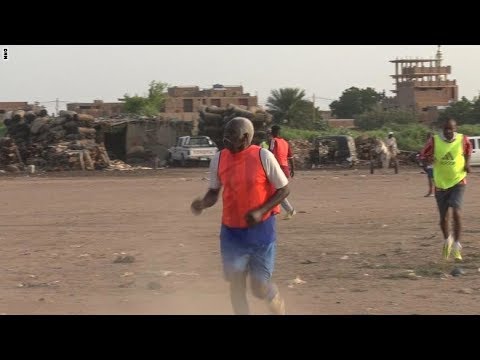 شاهد العم محمد السوداني 85 عاما ومازال يلعب كرة القدم