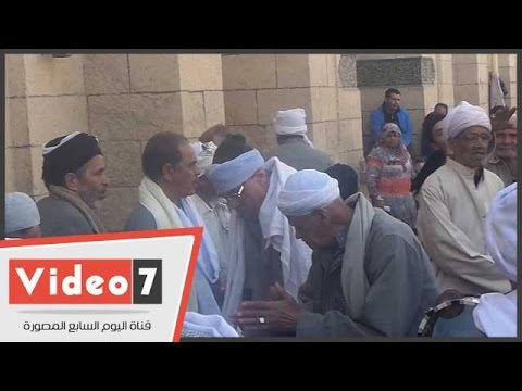 مواطنون يقيمون حضرة ذكر أمام مسجد السيدة زينب