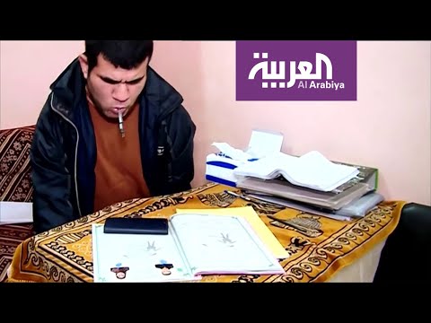 شاهد مأذون يكتب وثيقة الزواج بفمه