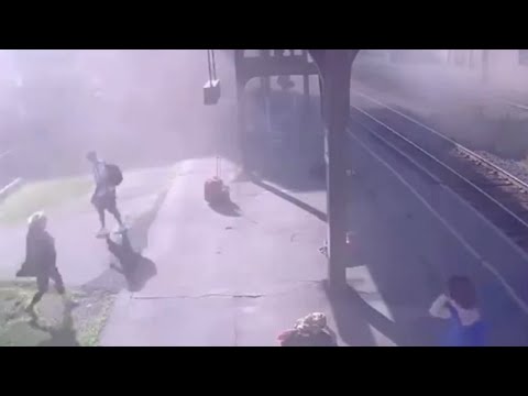 بالفيديو طفل يتسبب في اصطدام قطار مع محطة للسكك الحديد