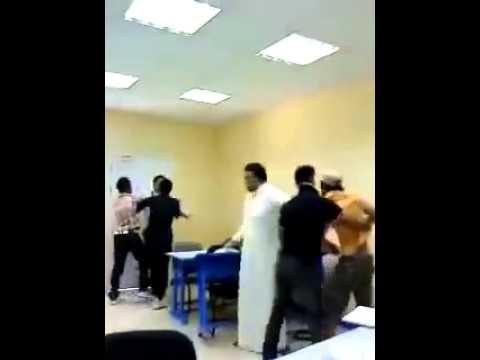 بالفيديو طالب يضرب معلمًا بشدة داخل الفصل