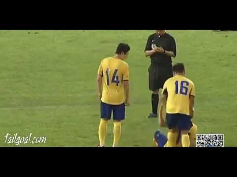 شاهد لاعب صينى يجبر زميله على إضاعة الوقت أمام الحكم