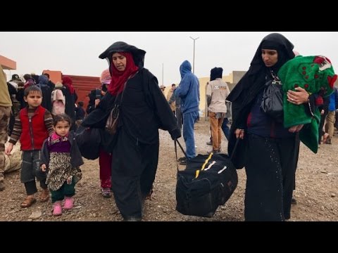 iraqi civilians flee mosul fighting