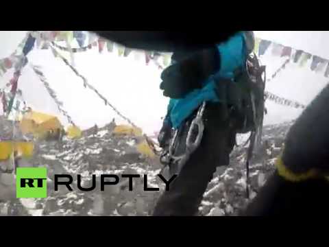 moment of mt everest avalanche after nepal quake