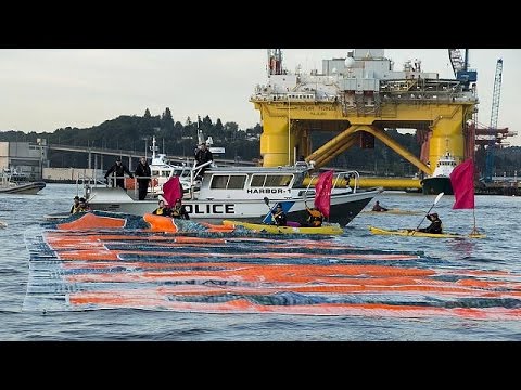 activists surround shells arctic drilling rig