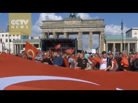 hundreds protest against accusations of genocide in berlin