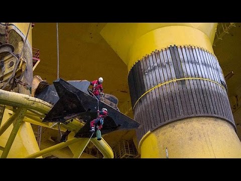 greenpeace activists board oil rig