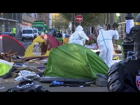 scuffles in paris as police move in to tear down makeshift migrant camps