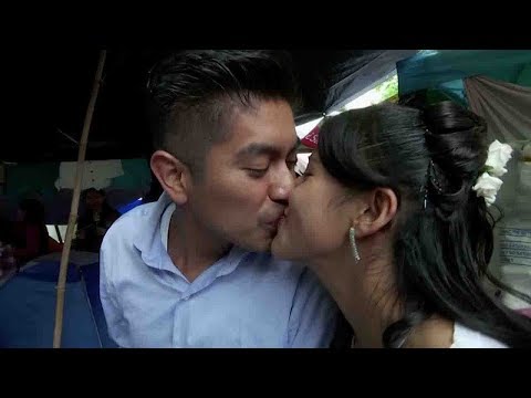 couple gets married despite earthquake