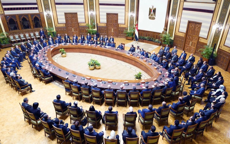 الرئيس السيسي يجتمع مع أعضاء الحكومة الجديدة والمحافظين ونواب الوزراء والمحافظين عقب أدائهم اليمين الدستورية